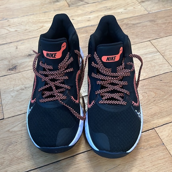 Nike shoes - Picture 2 of 5